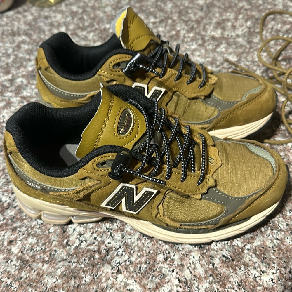 New Balance 2002r (High Desert/Dark Moss)
